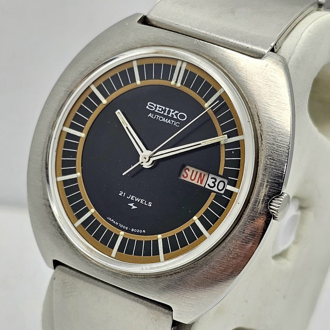 SEIKO UFO BULLSEYE 7006-8020 AUTOMATIC DAY/DATE VINTAGE MEN'S WATCH - Image 2