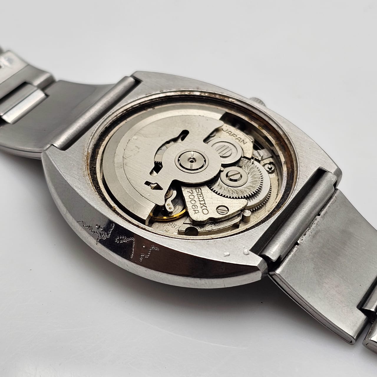 SEIKO UFO BULLSEYE 7006-8020 AUTOMATIC DAY/DATE VINTAGE MEN'S WATCH - Image 9