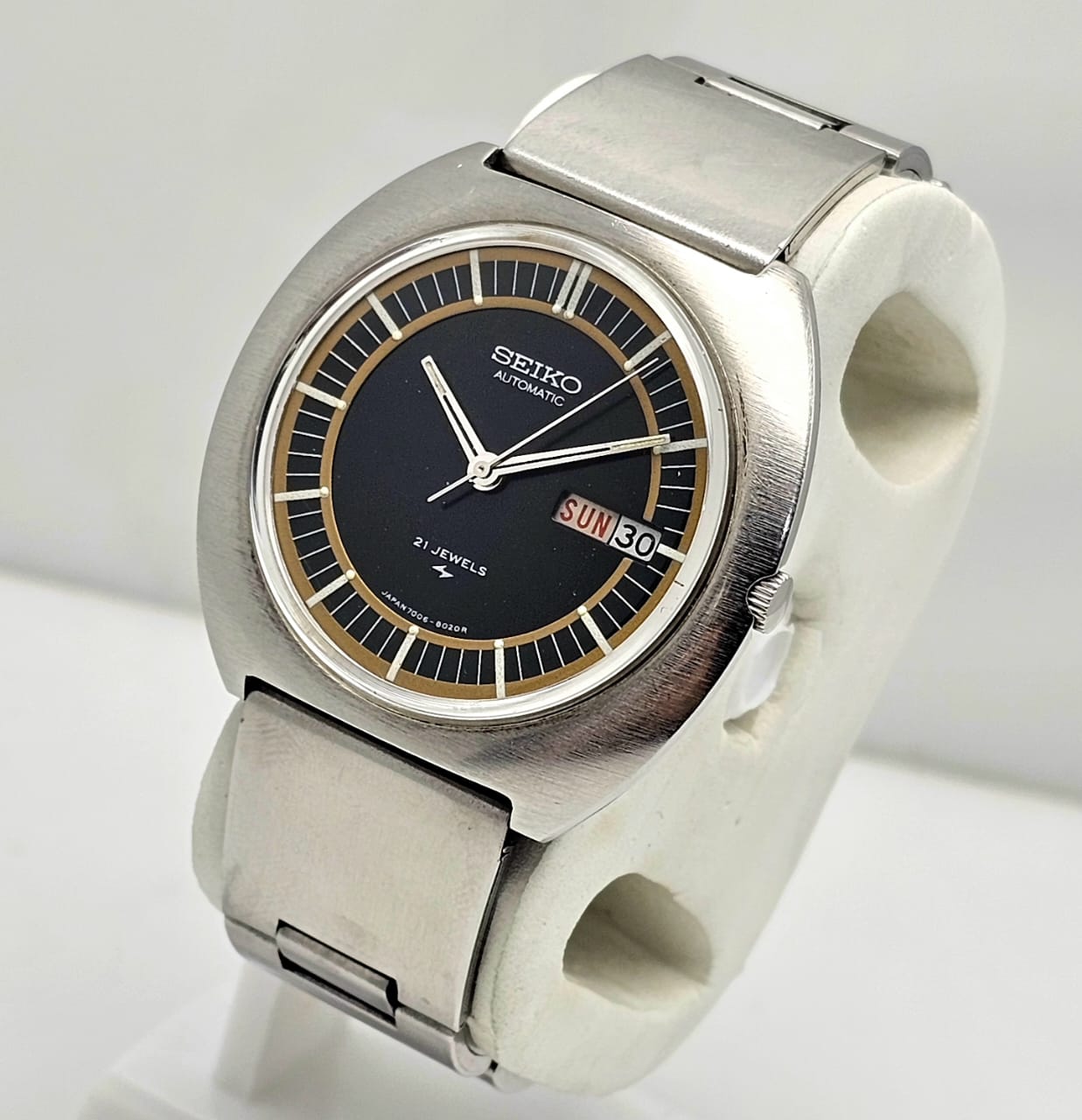 SEIKO UFO BULLSEYE 7006-8020 AUTOMATIC DAY/DATE VINTAGE MEN'S WATCH - Image 3